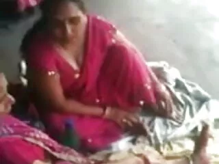 पुसी ने दो इंग्लिश सेक्सी पिक्चर फुल मूवी गर्म चूजों को चाटा और फूँका