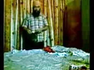 गोल-मटोल बालों वाली किम्मी अपनी हिंदी इंग्लिश सेक्सी मूवी बालों वाली चूत पर रगड़ती है