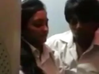 एक इंग्लिश मूवी वीडियो में सेक्सी अच्छी मालिश तो एक कट्टर कमबख्त