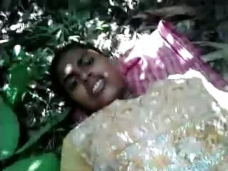 माँ ने उन्हें शांत रखने के लिए लड़कों को सेक्सी वीडियो इंग्लिश मूवी सौंप दिया